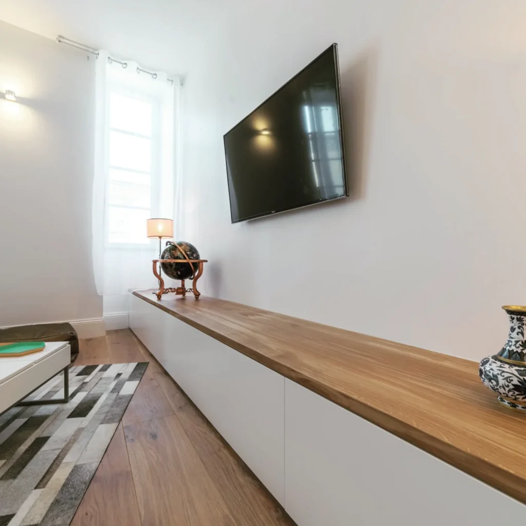 Meuble TV sur-mesure laqué blanc et plateau chêne – appartement La Rochelle