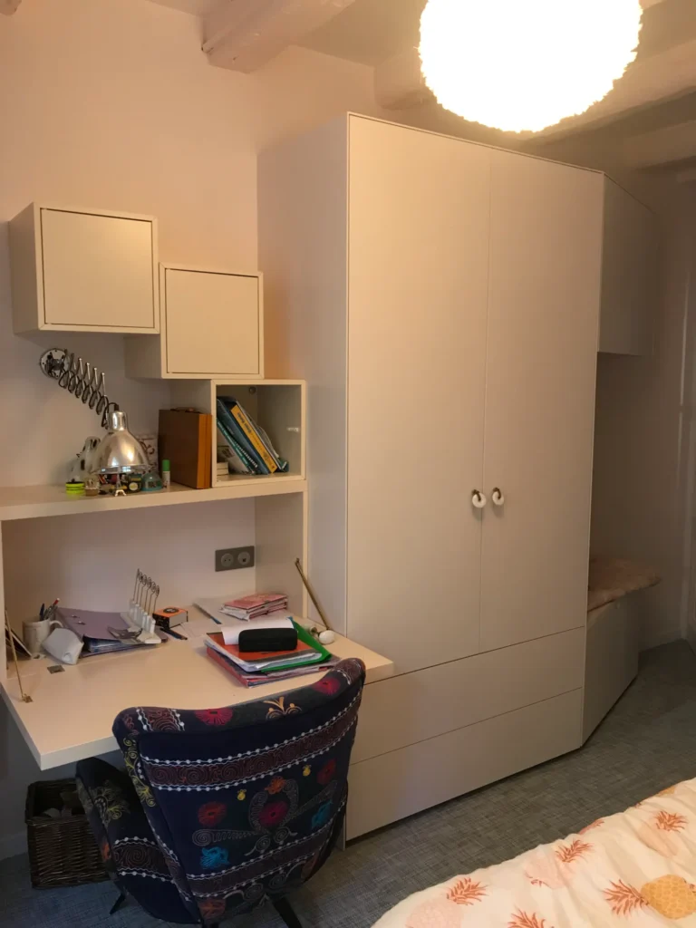 Chambre enfant sur-mesure La Rochelle – bureau et armoire laqués blanc